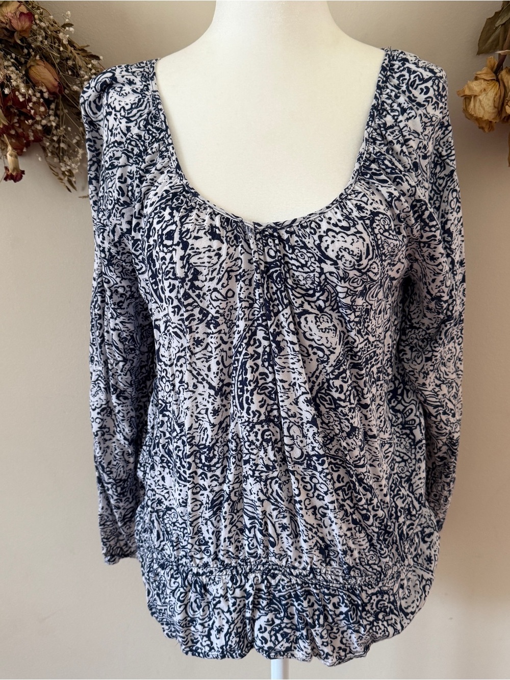 Faded Glory Navy and White Abstract Printed Scoop Neck Long Sleeve Top